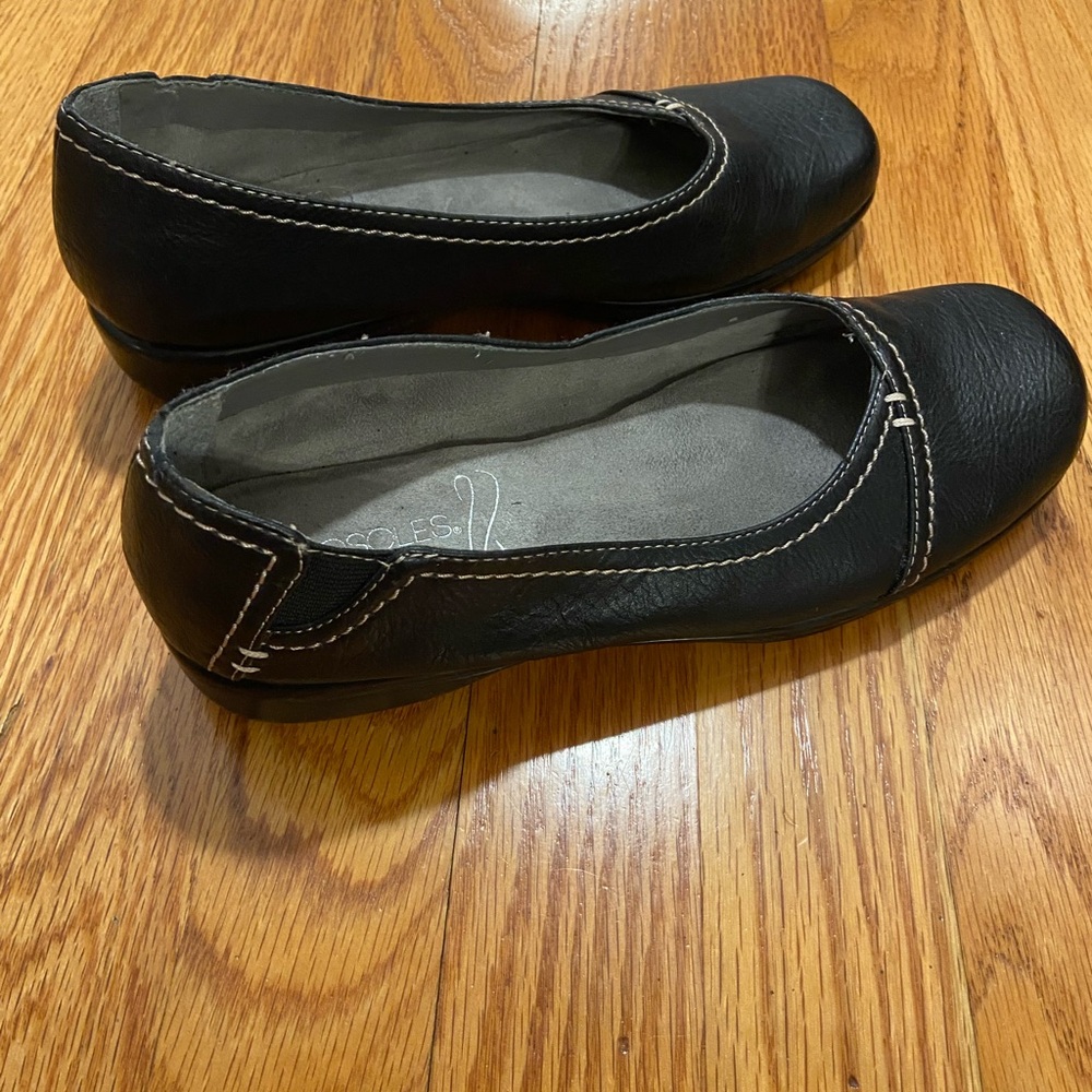 AEROSOLES Black Loafers with White Detailing
